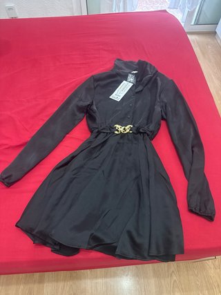 Vestido negro con cinturón dorado