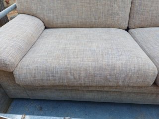 Sofá de 2 plazas en tela beige y gris