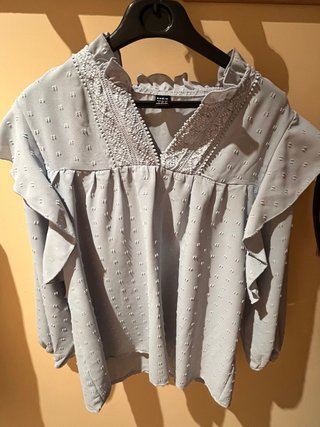 Blusa azul con volantes