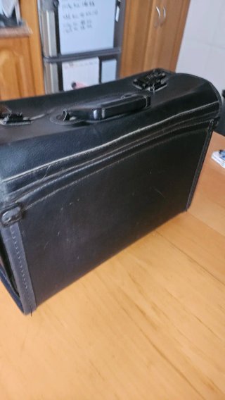 Maletín médico de piel negro
