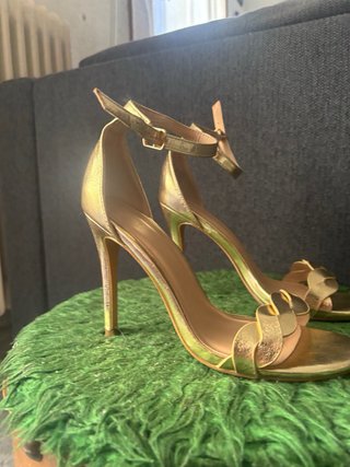 Sandalias tacón dorado verano