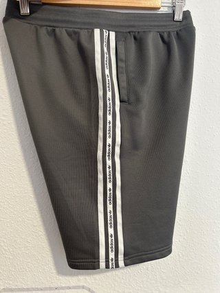 Pantalón corto Adidas gris Talla S