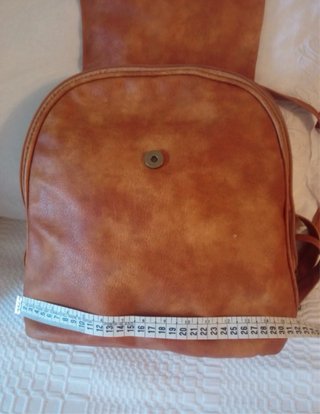 Mochila simil piel tachuelas