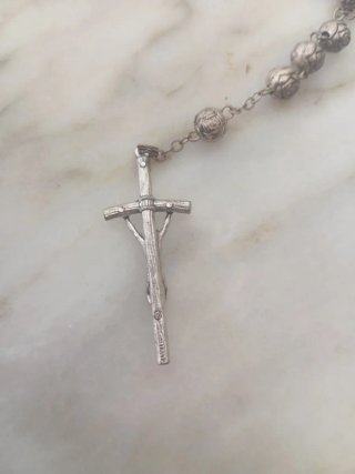 Rosario de plata con cruz