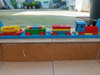 Tren de madera con vagones