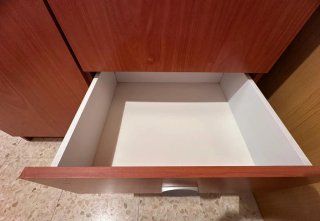 Armario de madera marrón