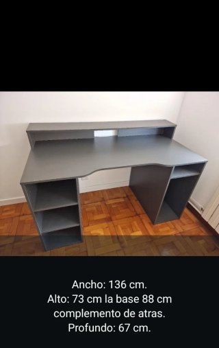 Escritorio gris con estanterías