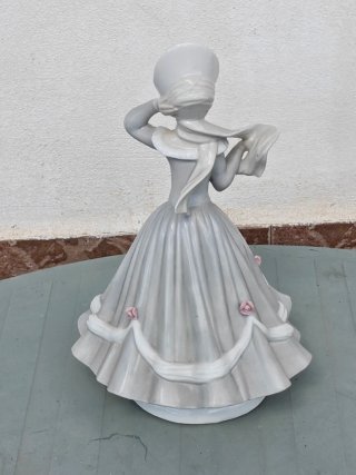 Figura cerámica D'ART mujer vestida