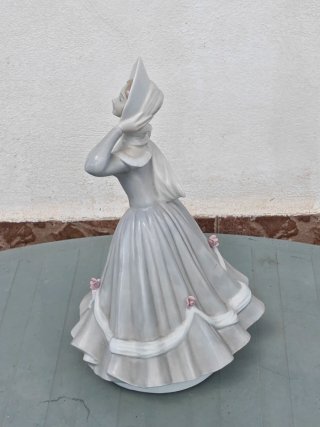 Figura cerámica D'ART mujer vestida