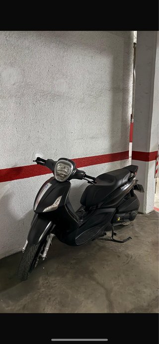 Piaggio Beverly 300 Scooter