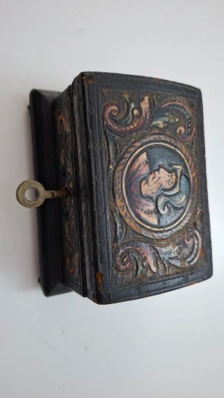 Caja antigua madera con llave