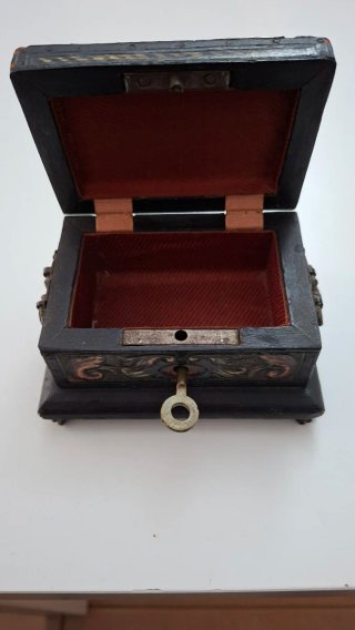 Caja antigua madera con llave