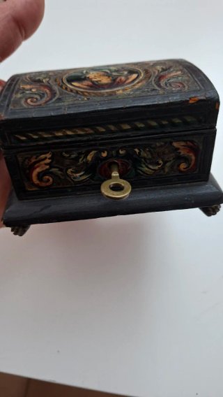 Caja antigua madera con llave