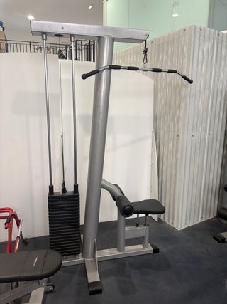 Máquina de polea alta (jalón al pecho)