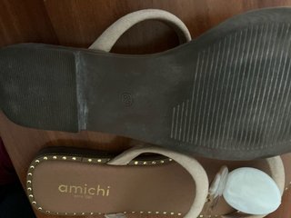 Sandalias planas Amichi beige y blanco