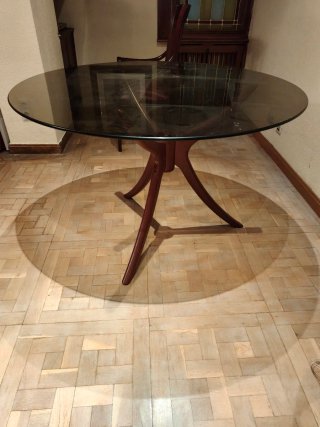Mesa redonda cristal y 2 sillas madera