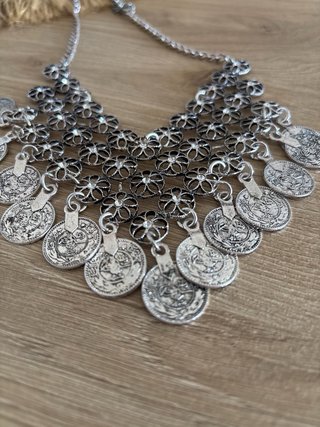 Collar plateado con monedas y flores