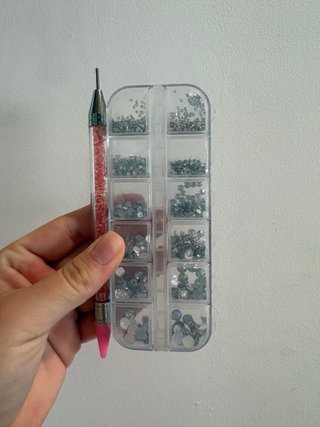 Pedreria uñas en plata.