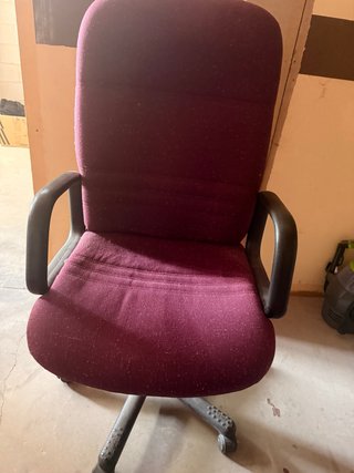 Silla de oficina morada y negra