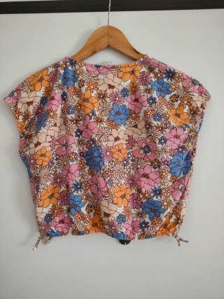 T-shirt Zara floral 10 anos (140cm)