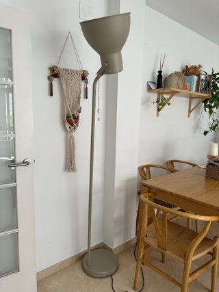 Lámpara de pie IKEA beige/gris metal Modelo HEKTAR