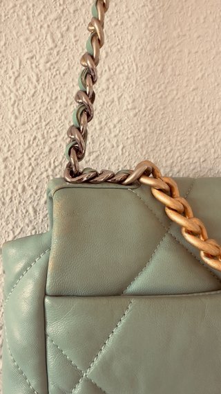 Bolso acolchado verde con cadena