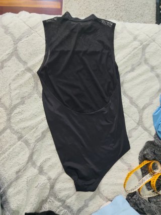 Body negro cuello alto sin mangas y transparencias