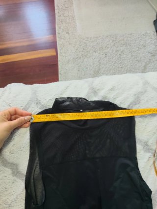 Body negro cuello alto sin mangas y transparencias