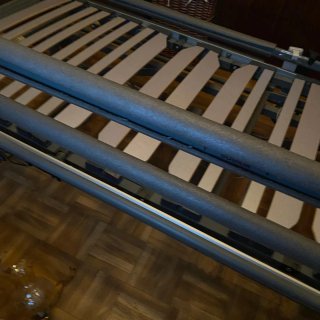 Cama articulada de madera y tela