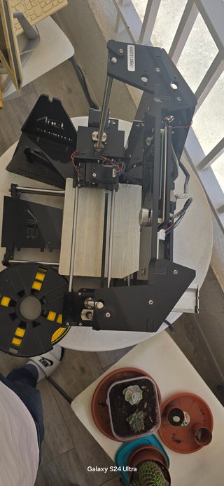 Impresora 3D Negra con Filamento Amarillo
