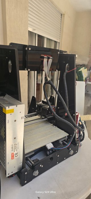 Impresora 3D Negra con Filamento Amarillo