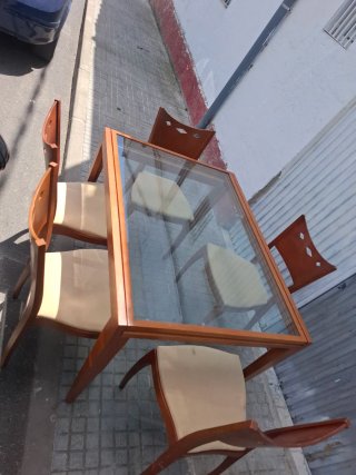 Mesa de madera y cristal