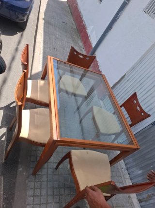 Mesa de madera y cristal