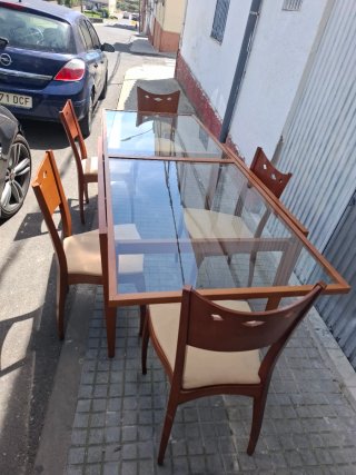Mesa de madera y cristal