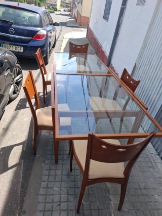 Mesa de madera y cristal