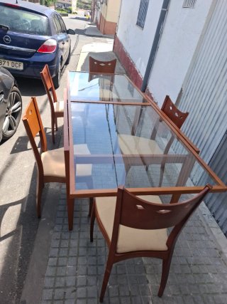 Mesa de madera y cristal