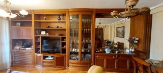 Mueble de madera maciza vitrina con cristales
