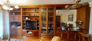 Mueble de madera maciza vitrina con cristales
