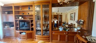 Mueble de madera maciza vitrina con cristales