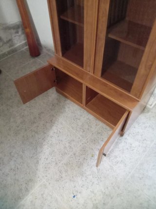 Mueble vitrina de salón madera y cristal
