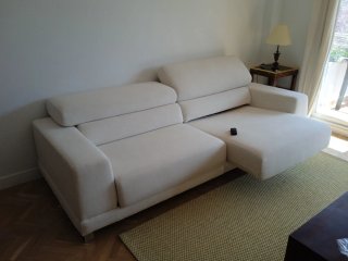 Sofá de tela beige y metal