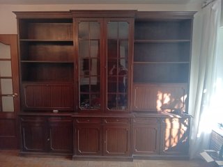 Mueble de madera con vitrina y puertas