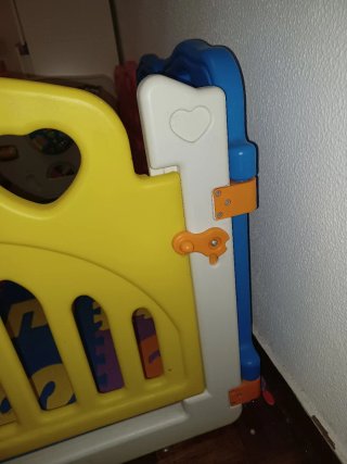 Parque infantil corralito con mesa de juegos