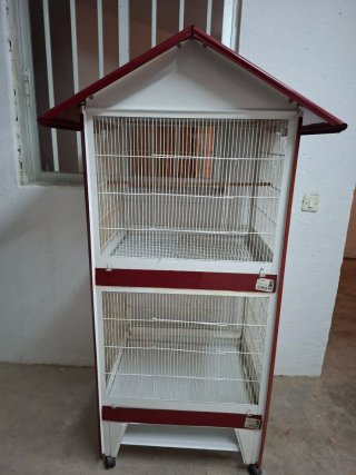 Voladera para pájaros roja y blanca