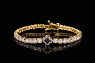 Pulsera dorada trébol blanco y negro