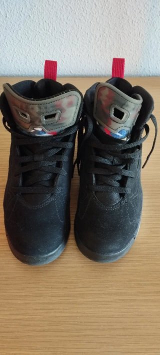 Zapatillas Jordan Negras y Rojas
