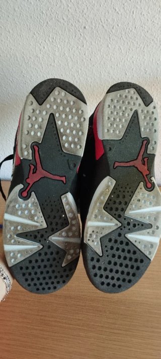 Zapatillas Jordan Negras y Rojas