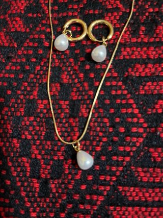 Conjunto collar y pendientes perla dorados