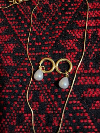 Conjunto collar y pendientes perla dorados
