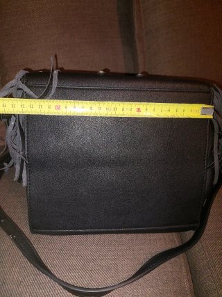Borsa La Carrie tracolla nera con borchie e frange